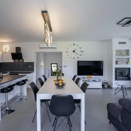 Villa Milena In Blaskovici - Haus Fuer 8 Personen Polje Cepic