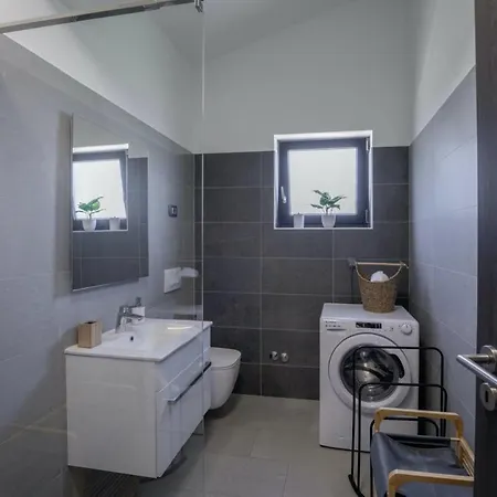 Villa Milena In Blaskovici - Haus Fuer 8 Personen Polje Cepic